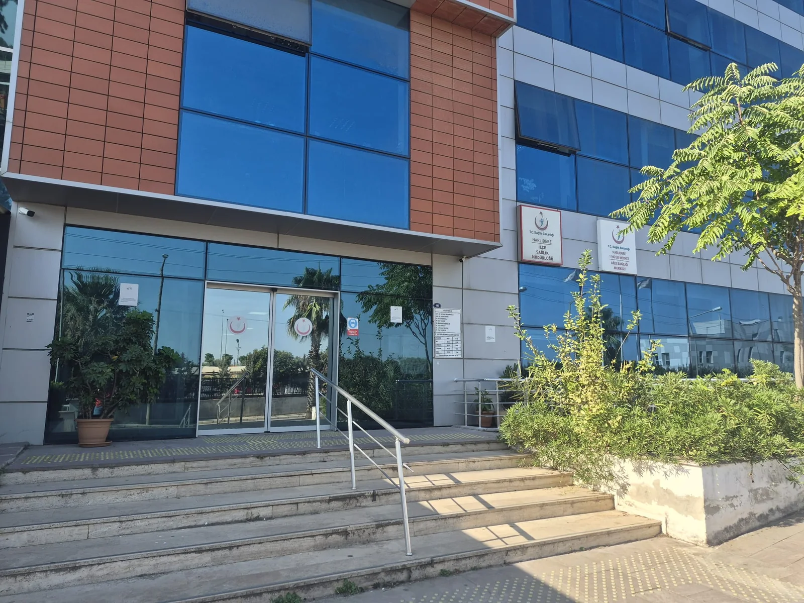 Narlıdere 1 No'lu Aile Sağlığı Merkezi binasının girişi