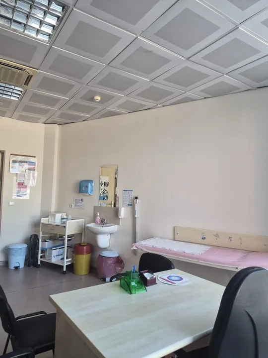 Bebek muayene masası bulunan sağlık odası