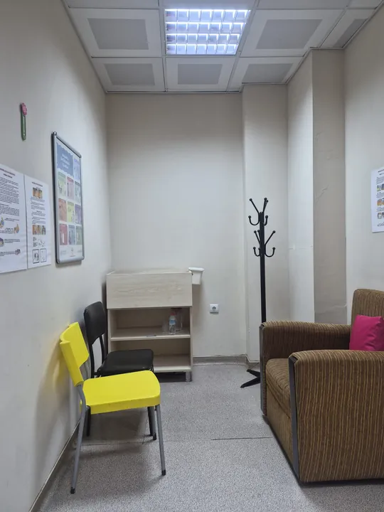 Koltuk ve sandalyelerin bulunduğu emzirme alanı